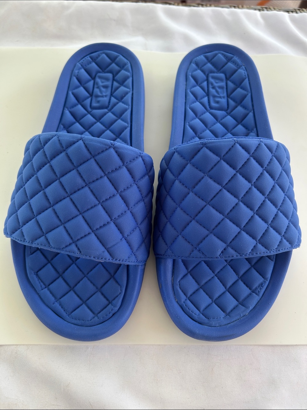 APL Women’s Lusso Quilted Pool Slide Cobalt Blue Size 10 NEW in Box